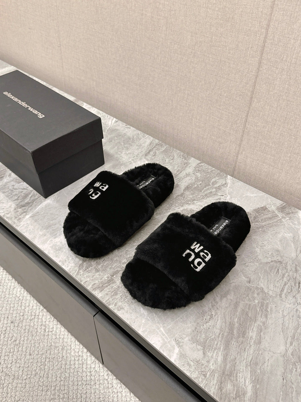 THICK-SOLED SLIPPERS IN BLACK FLEECE