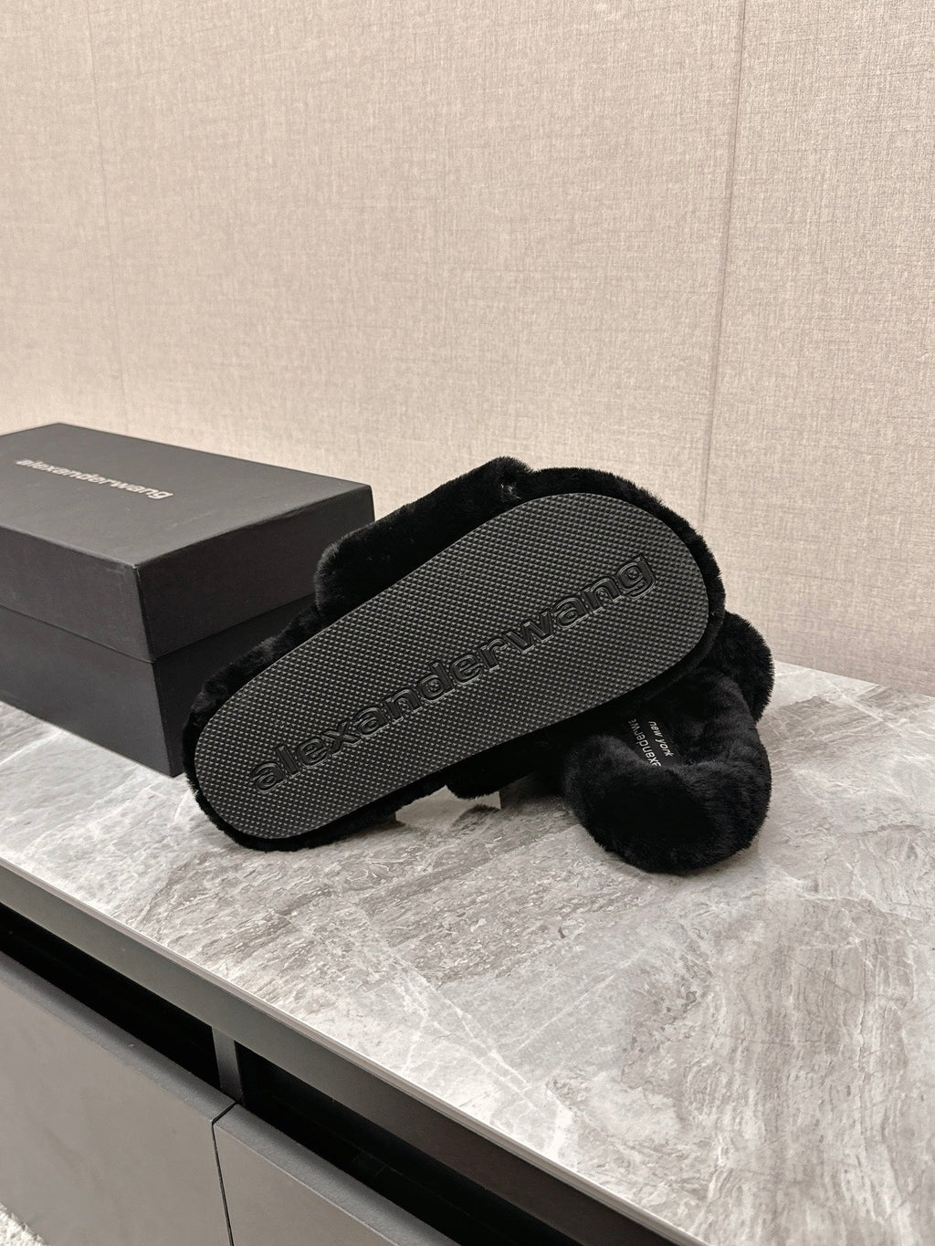 THICK-SOLED SLIPPERS IN BLACK FLEECE