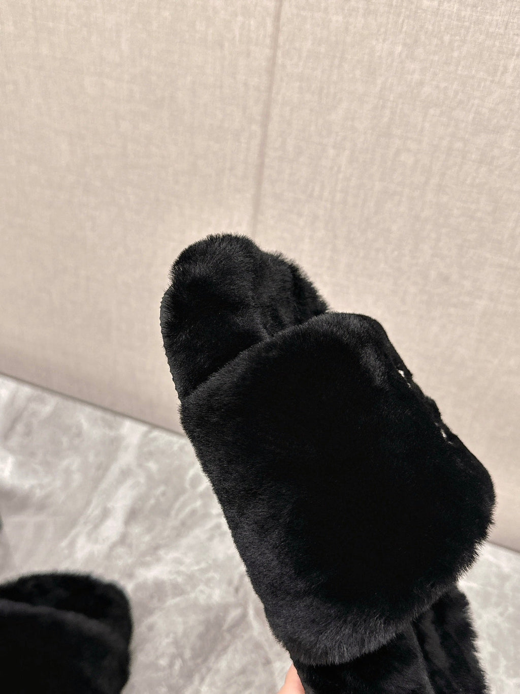 THICK-SOLED SLIPPERS IN BLACK FLEECE