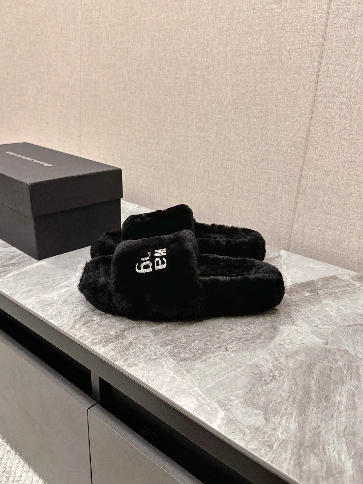 THICK-SOLED SLIPPERS IN BLACK FLEECE