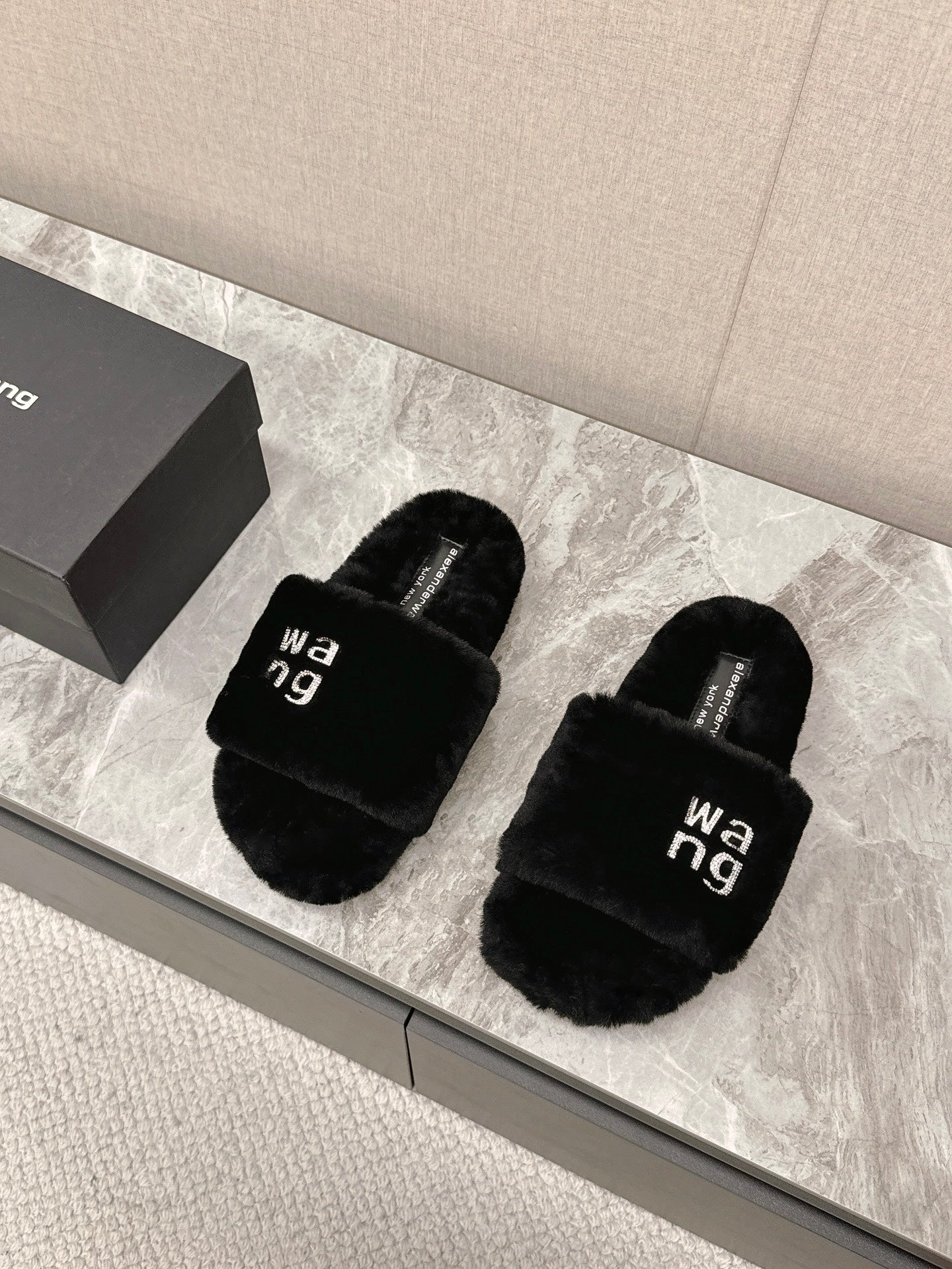 THICK-SOLED SLIPPERS IN BLACK FLEECE
