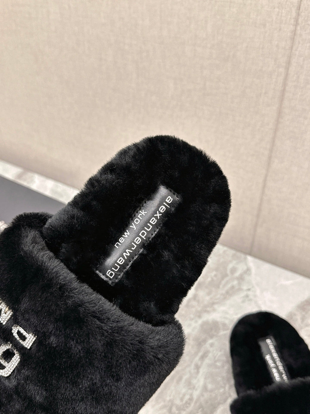 THICK-SOLED SLIPPERS IN BLACK FLEECE