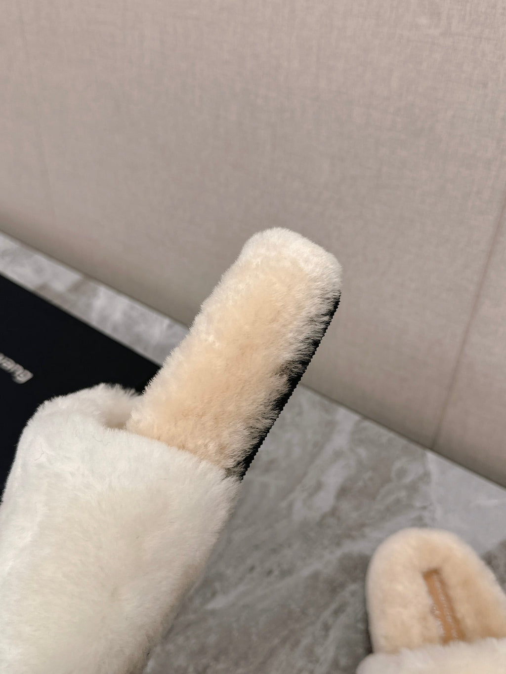 THICK-SOLED SLIPPERS IN WHITE MIX BISQUE BEIGE FLEECE