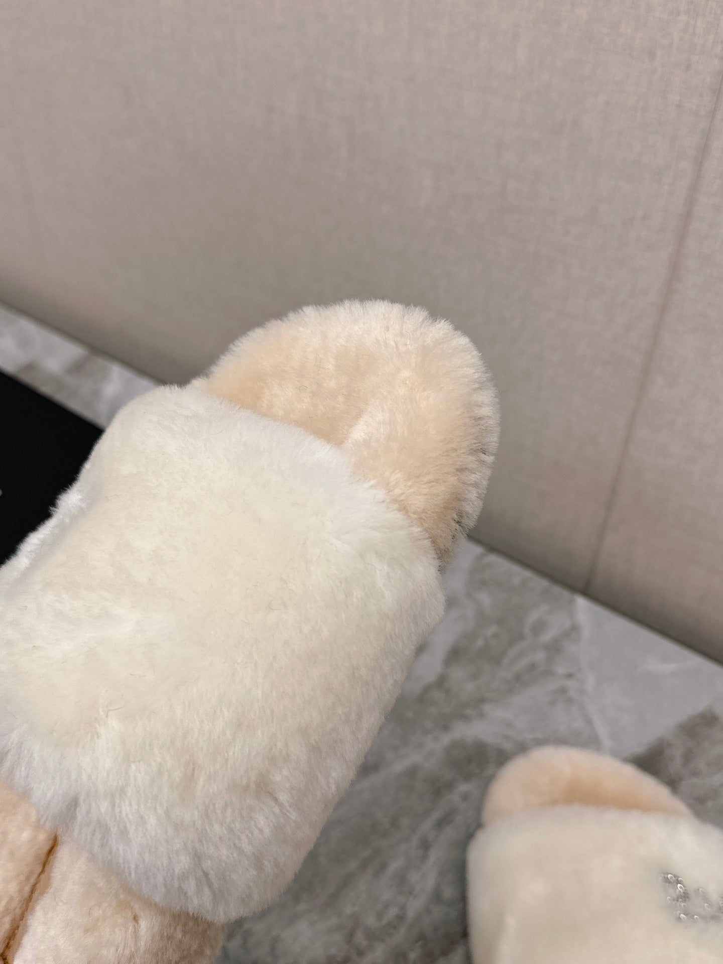 THICK-SOLED SLIPPERS IN WHITE MIX BISQUE BEIGE FLEECE