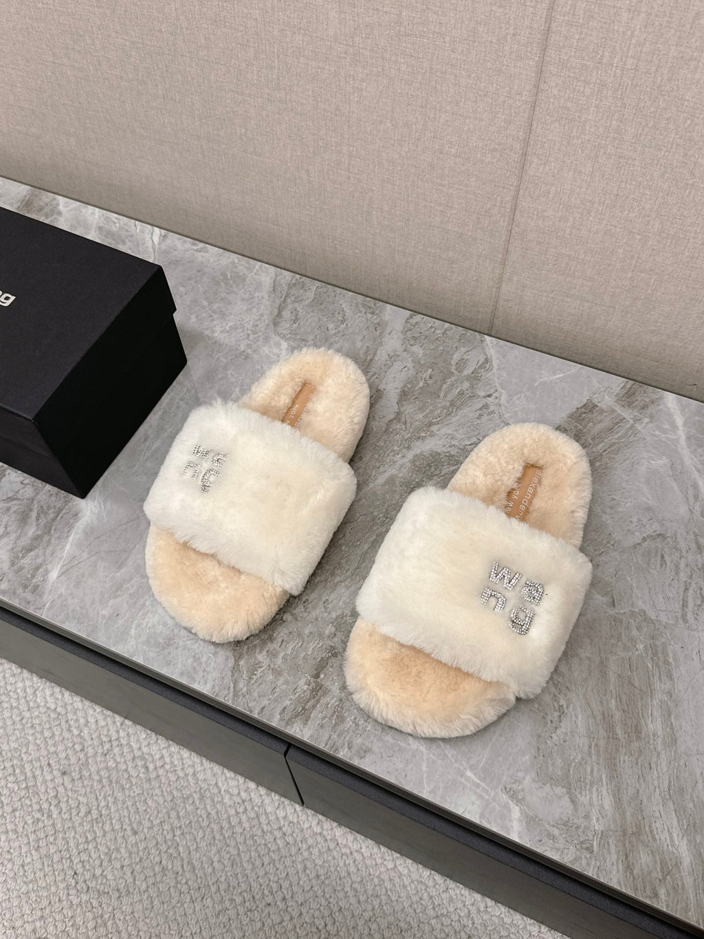 THICK-SOLED SLIPPERS IN WHITE MIX BISQUE BEIGE FLEECE