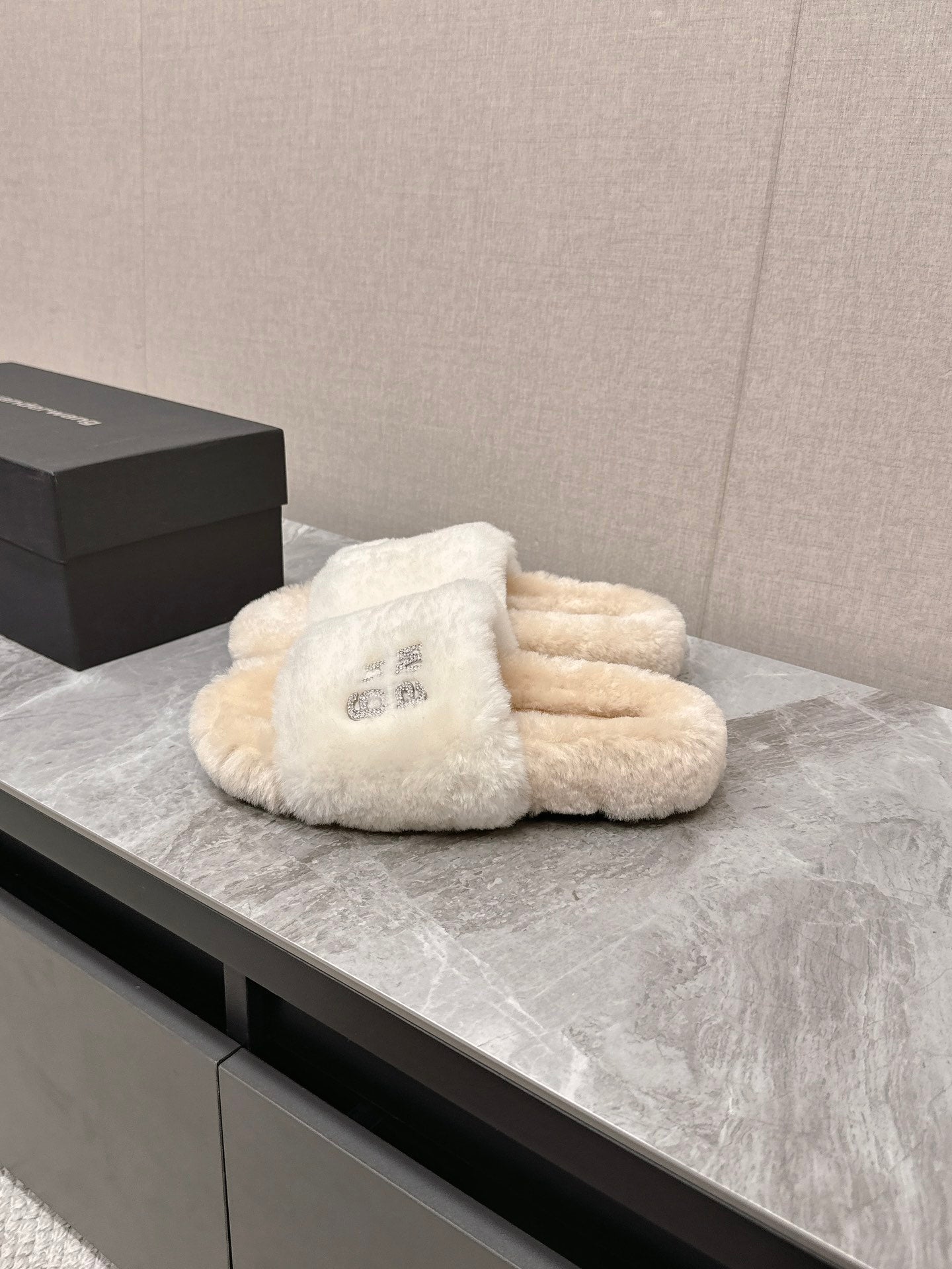 THICK-SOLED SLIPPERS IN WHITE MIX BISQUE BEIGE FLEECE