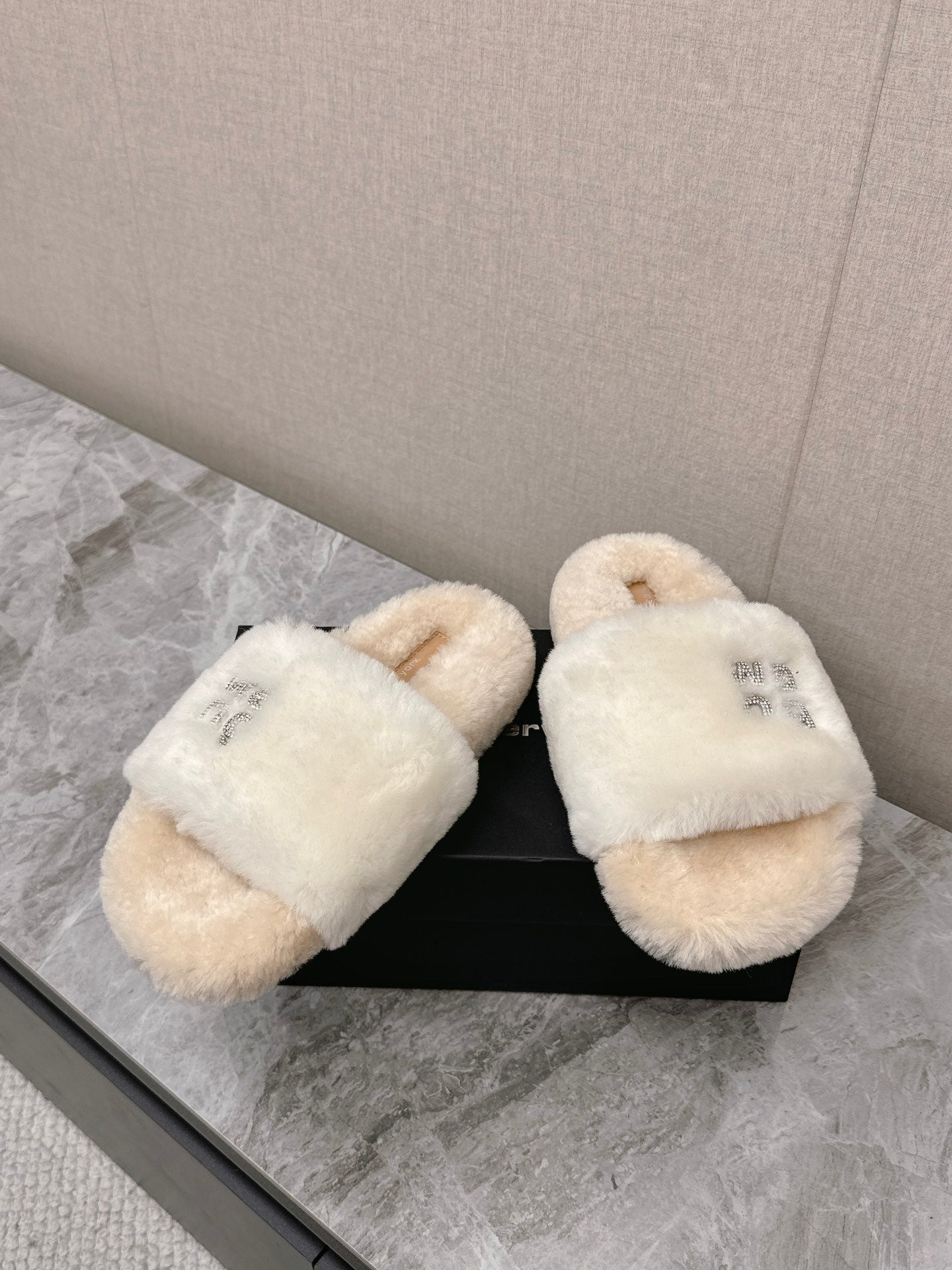 THICK-SOLED SLIPPERS IN WHITE MIX BISQUE BEIGE FLEECE