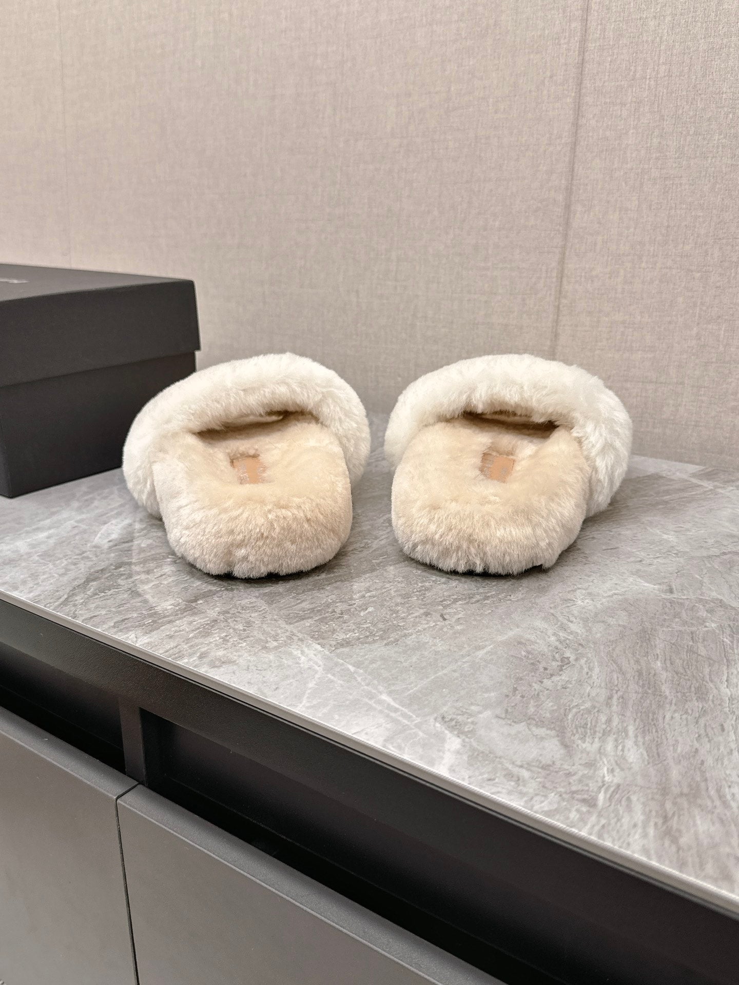 THICK-SOLED SLIPPERS IN WHITE MIX BISQUE BEIGE FLEECE