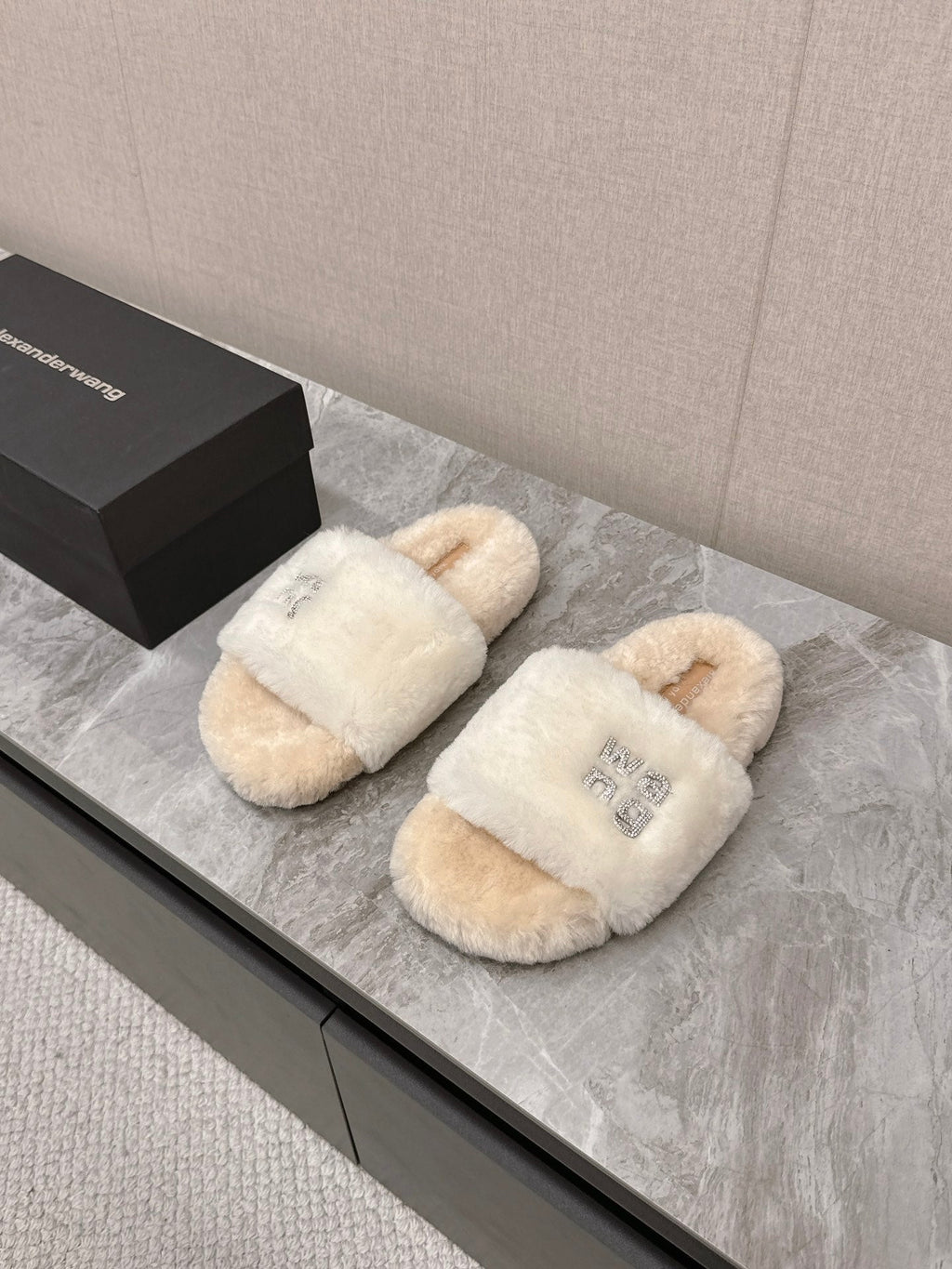 THICK-SOLED SLIPPERS IN WHITE MIX BISQUE BEIGE FLEECE