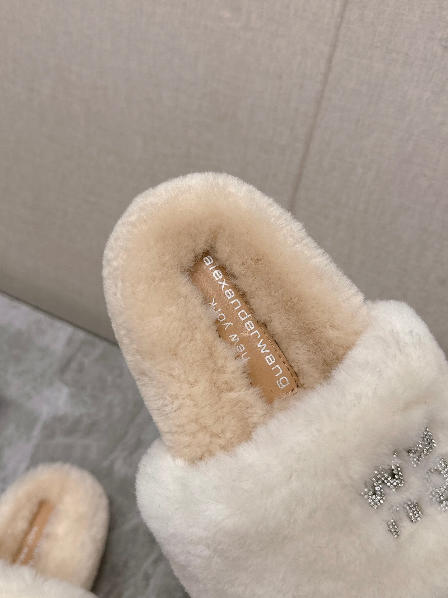 THICK-SOLED SLIPPERS IN WHITE MIX BISQUE BEIGE FLEECE