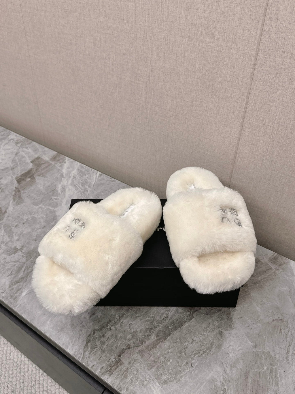 THICK-SOLED SLIPPERS IN WHTE FLEECE