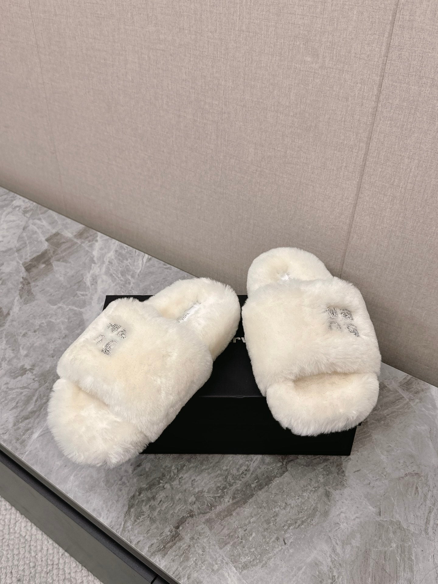 THICK-SOLED SLIPPERS IN WHTE FLEECE