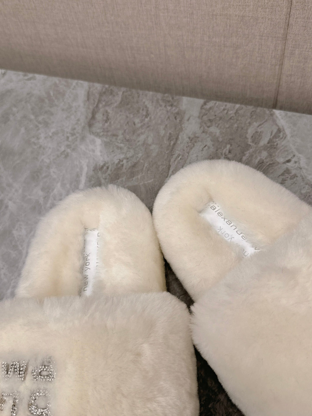 THICK-SOLED SLIPPERS IN WHTE FLEECE