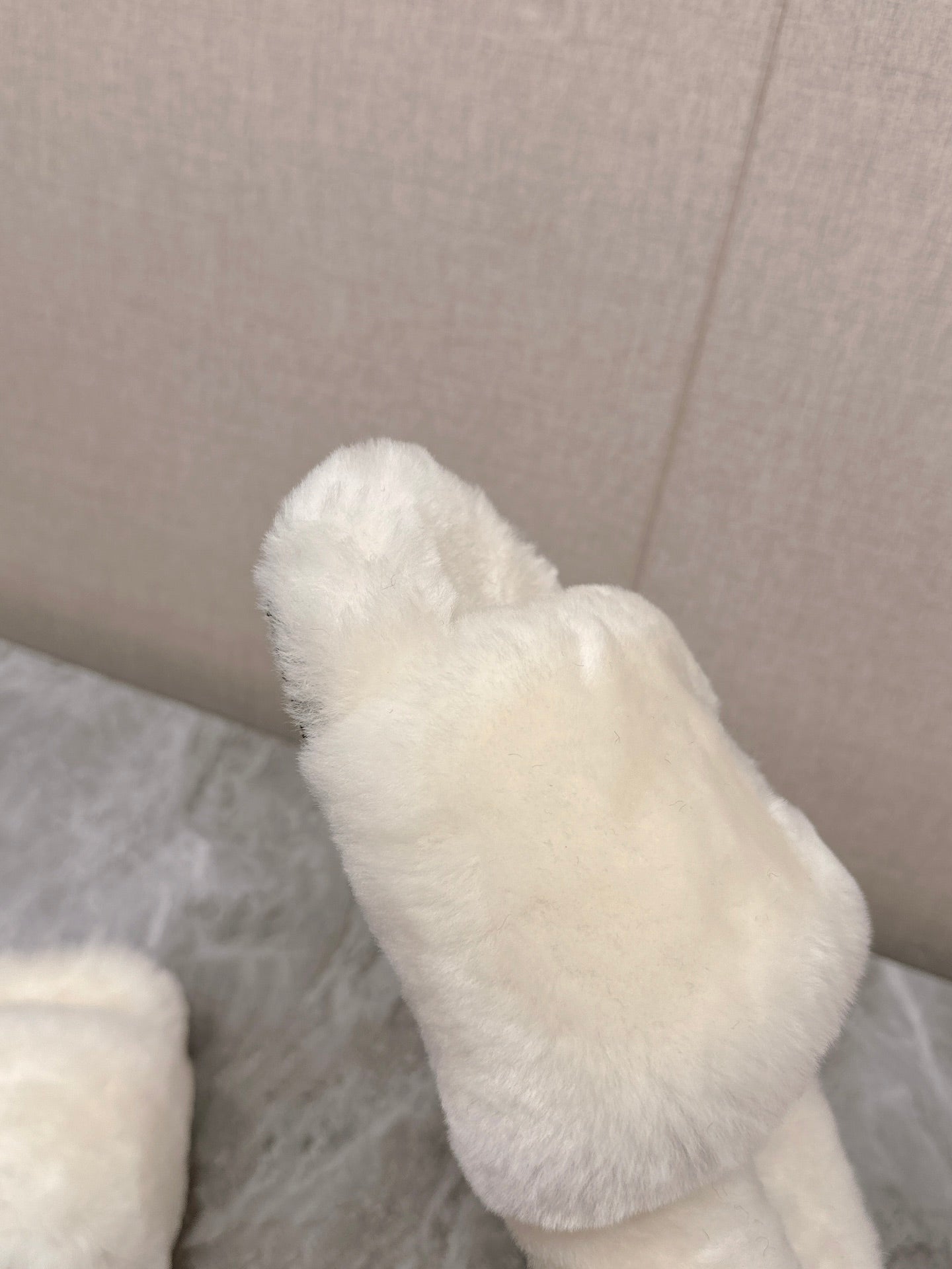 THICK-SOLED SLIPPERS IN WHTE FLEECE