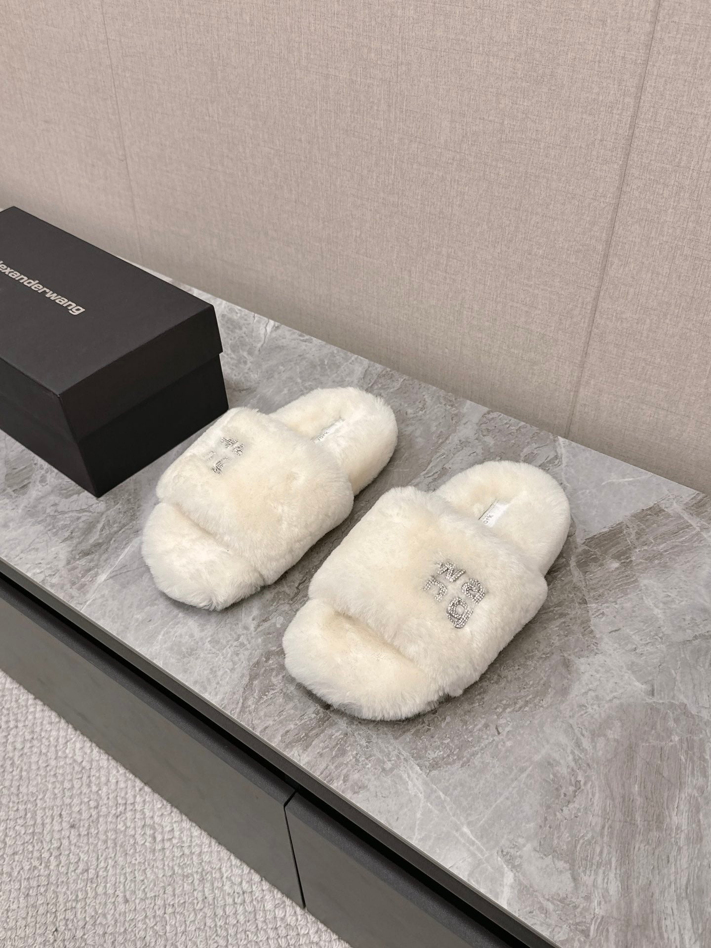 THICK-SOLED SLIPPERS IN WHTE FLEECE
