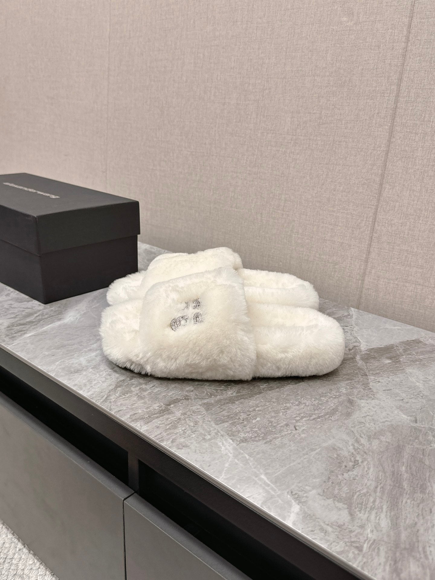 THICK-SOLED SLIPPERS IN WHTE FLEECE