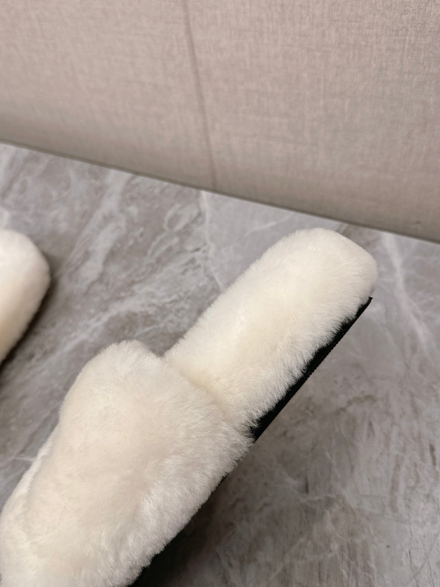 THICK-SOLED SLIPPERS IN WHTE FLEECE