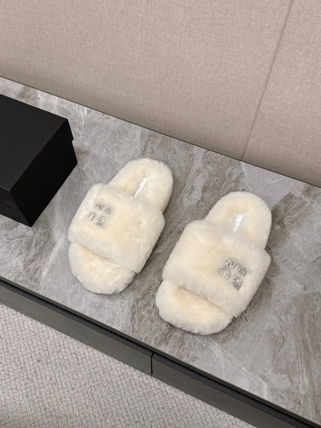 THICK-SOLED SLIPPERS IN WHTE FLEECE