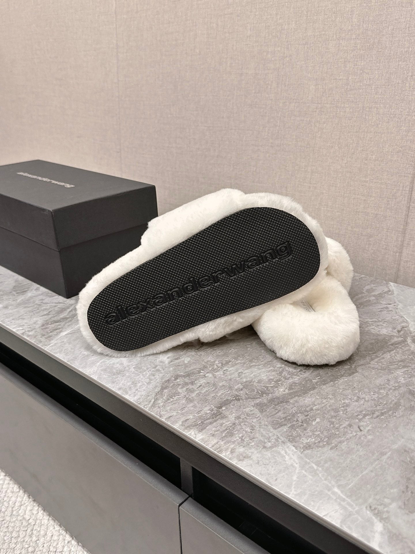THICK-SOLED SLIPPERS IN WHTE FLEECE
