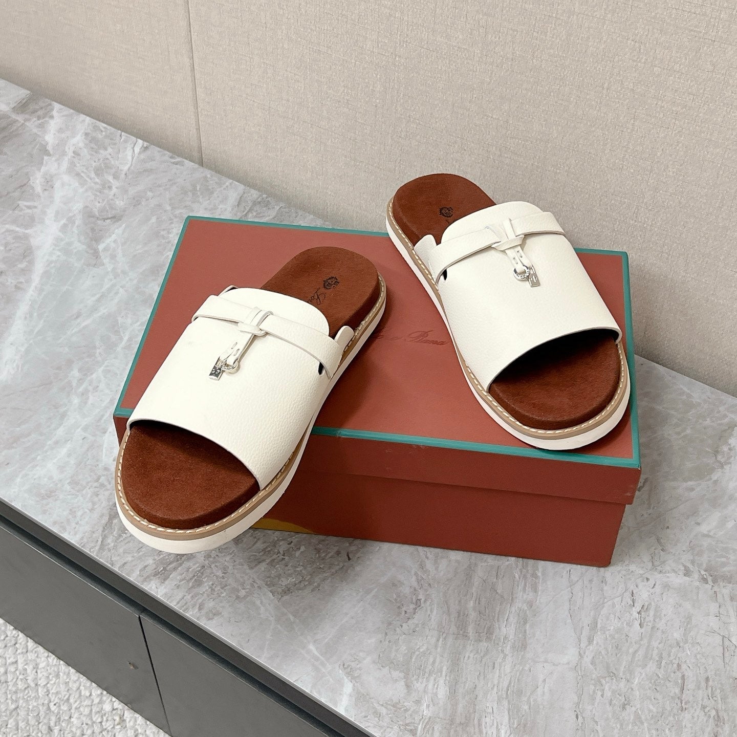 LP 26S LOCK MULE SLIDES IN CREAM WHITE CALFSKIN SILVER HARDWARE