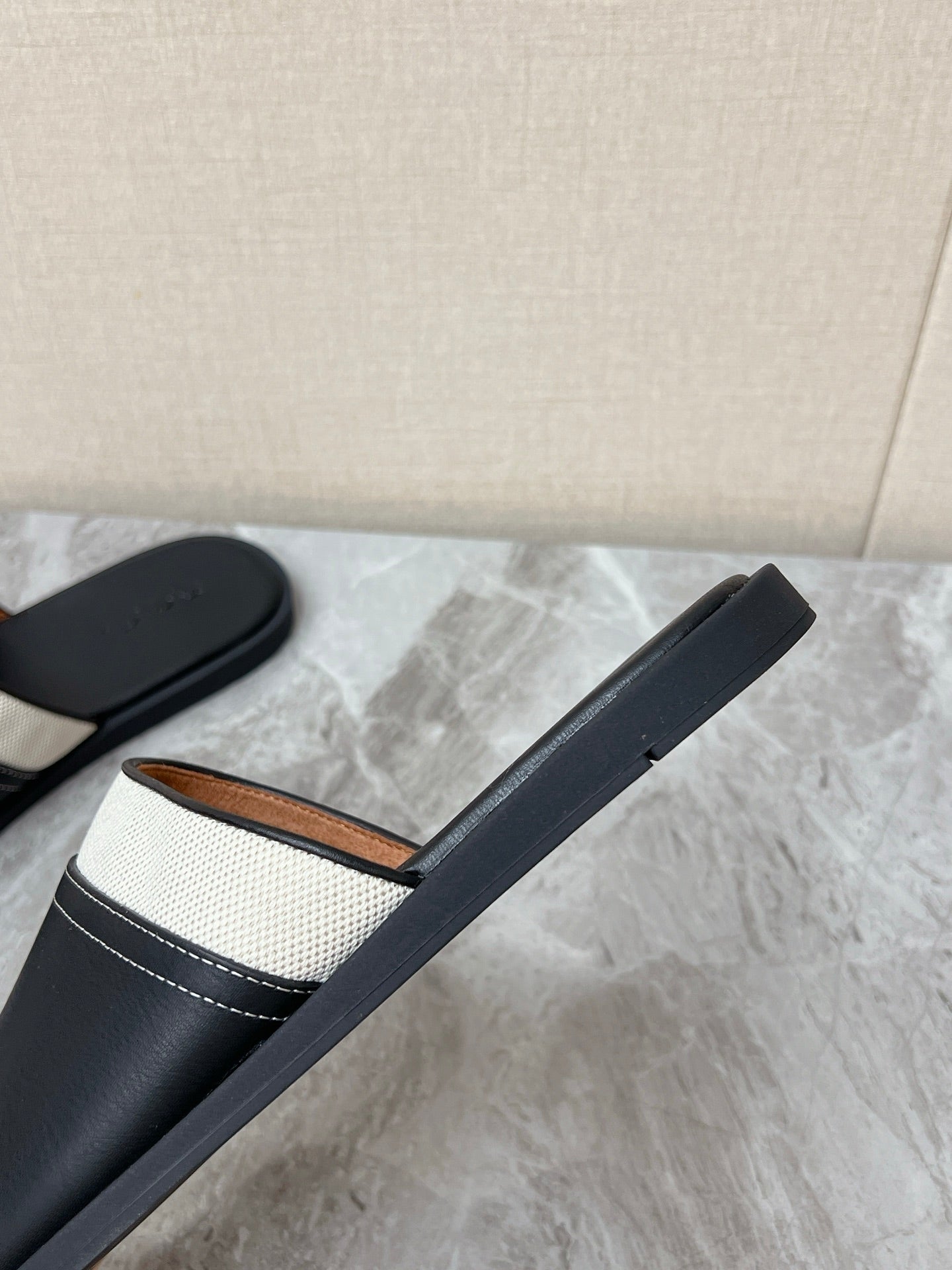 LP 26S SLIDES SANDAL IN BLACK CALFSKIN AND IVORY WHITE CANVAS