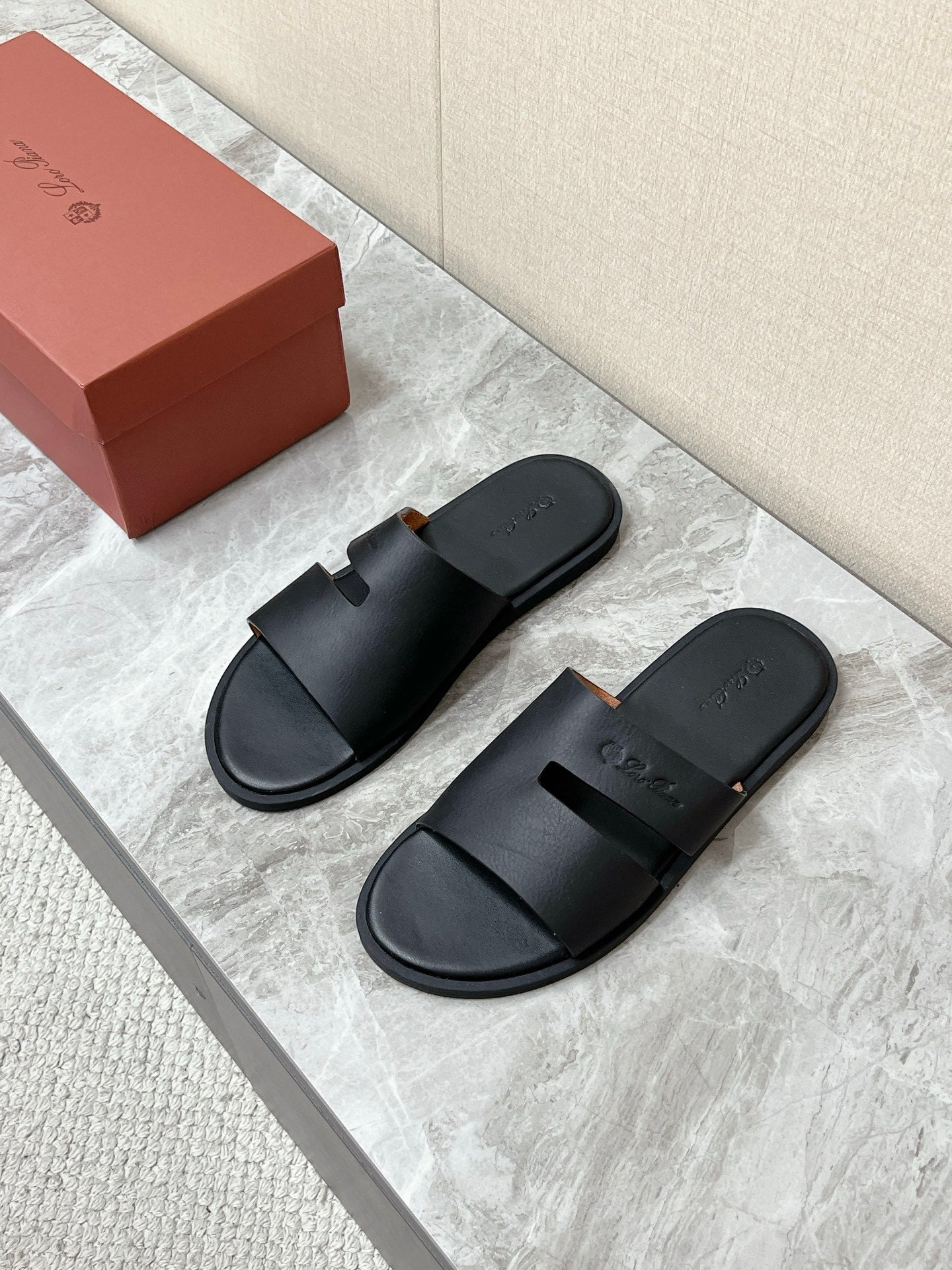 LP 26S CLASSIC H-CUT SLIDES IN BLACK CALFSKIN