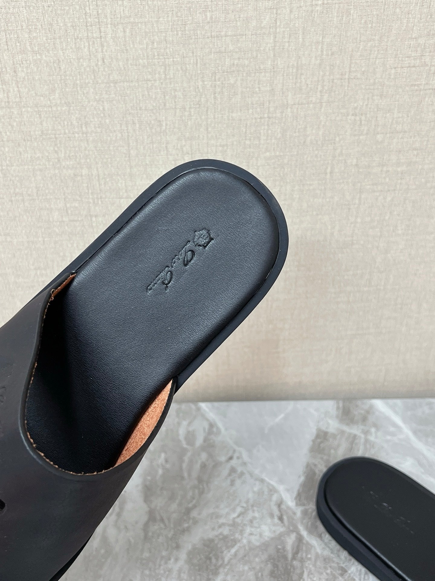 LP 26S CLASSIC H-CUT SLIDES IN BLACK CALFSKIN
