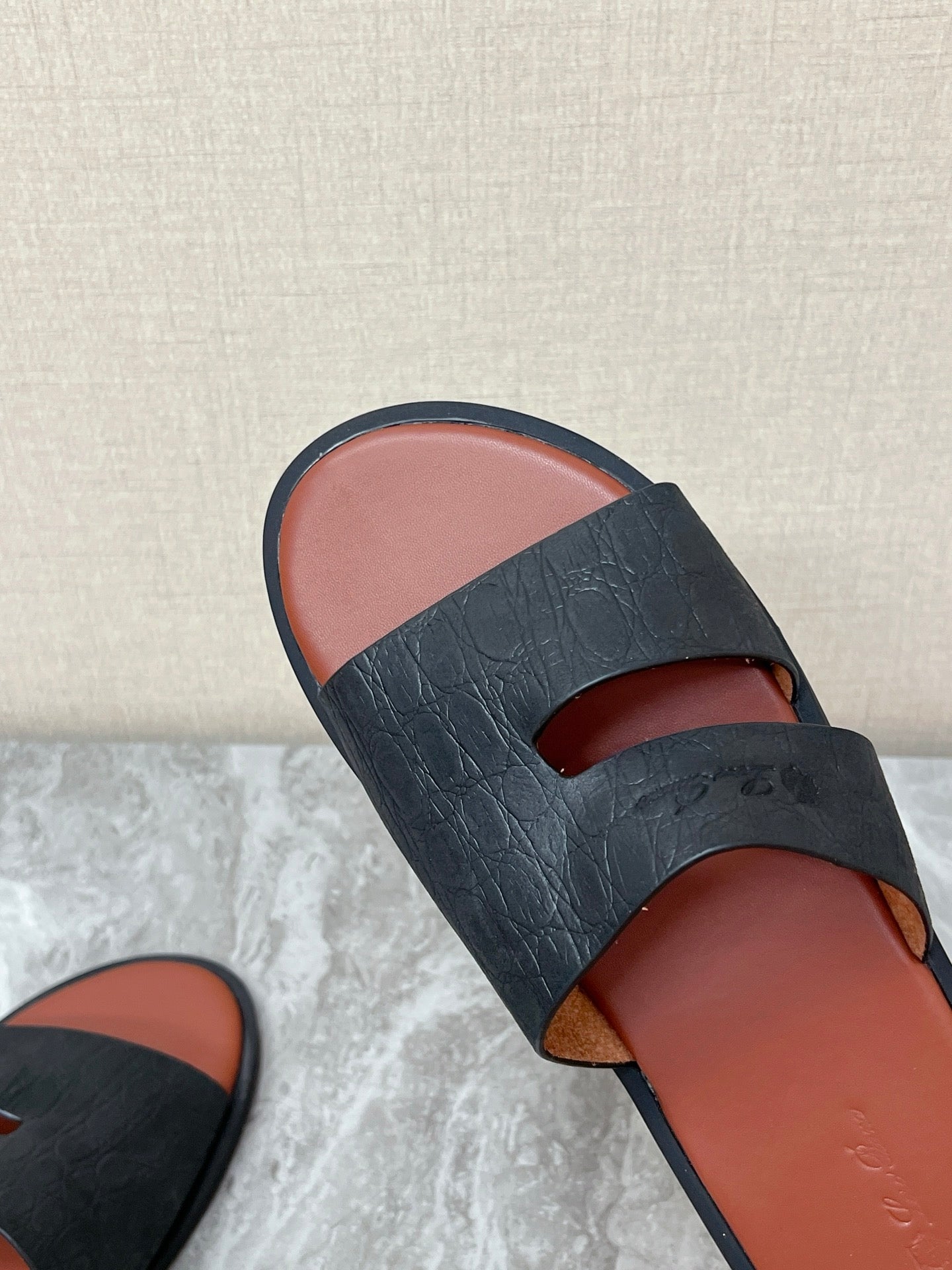 LP 26S CLASSIC H-CUT SLIDES IN BLACK GRAINED CALFSKIN