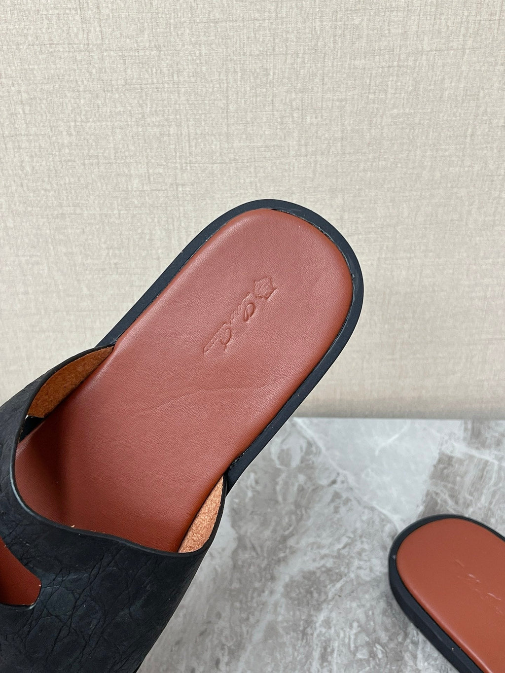 LP 26S CLASSIC H-CUT SLIDES IN BLACK GRAINED CALFSKIN