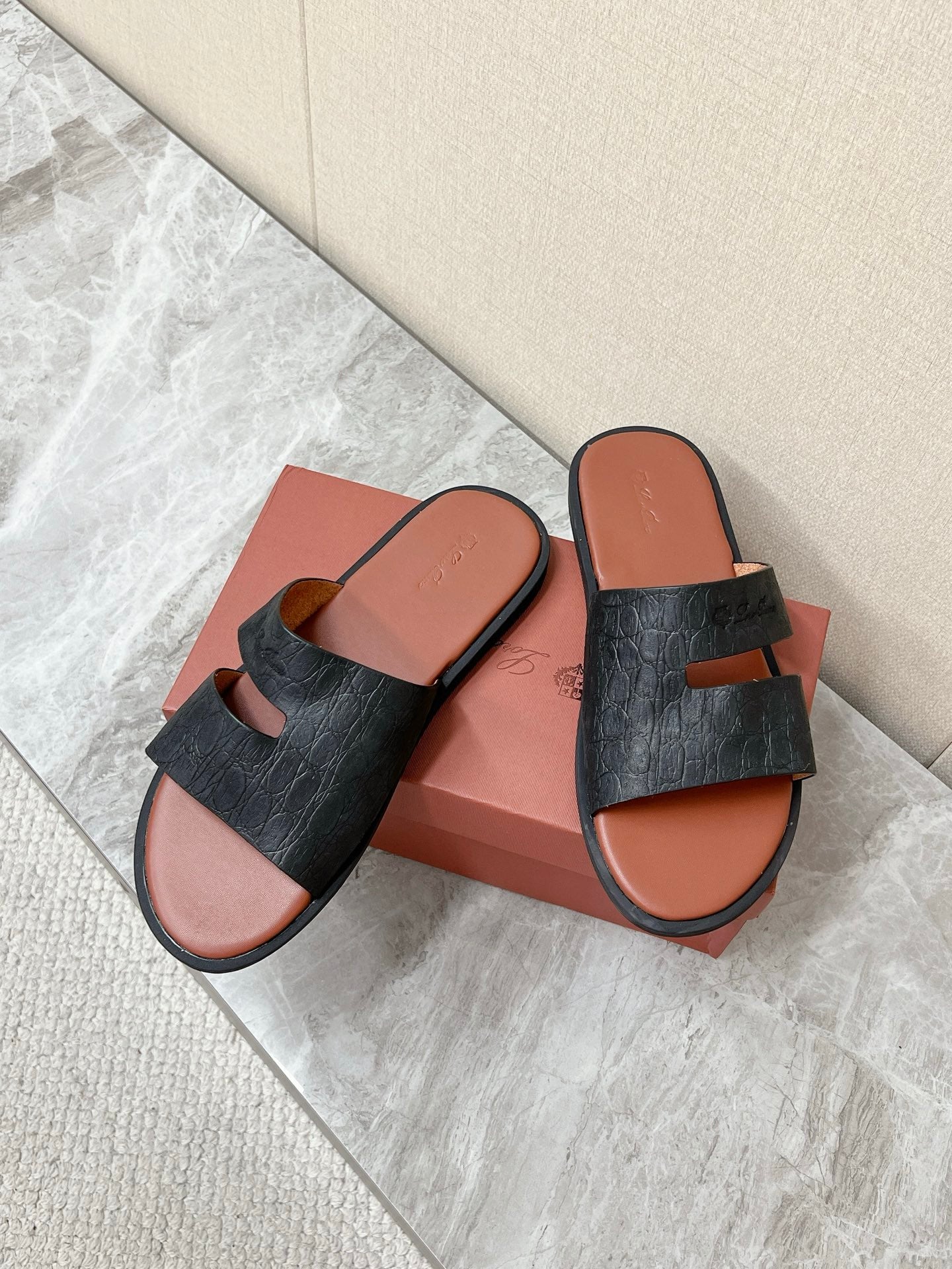 LP 26S CLASSIC H-CUT SLIDES IN BLACK GRAINED CALFSKIN