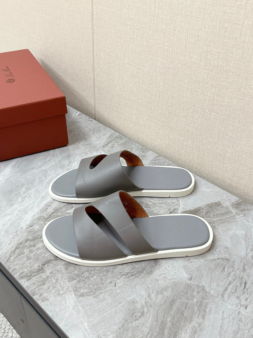LP 26S CUTOUT SLIDES IN GREY CALFSKIN