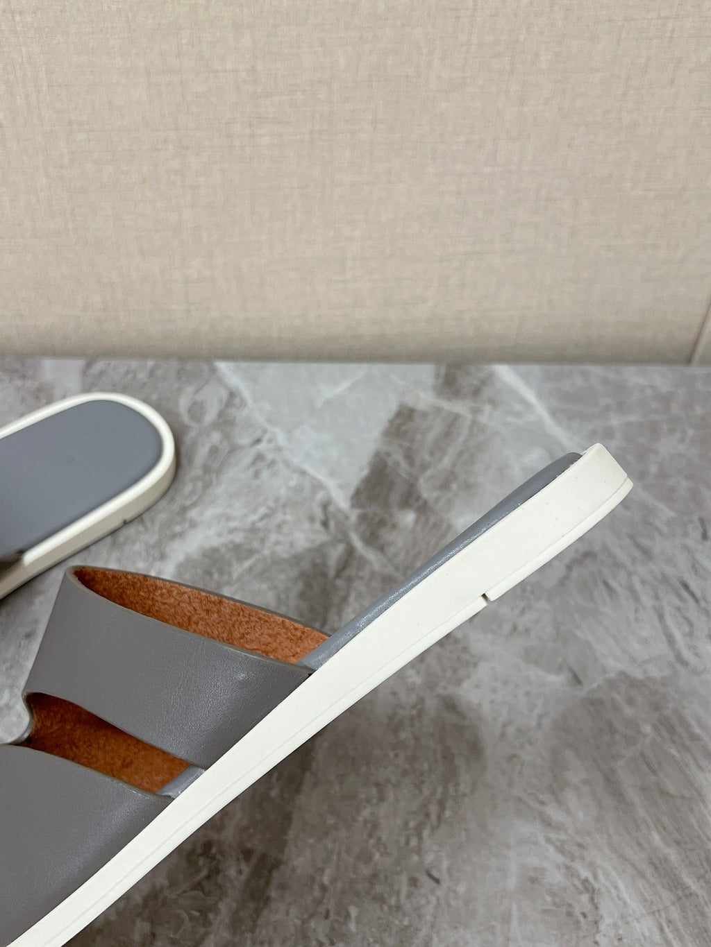 LP 26S CUTOUT SLIDES IN GREY CALFSKIN