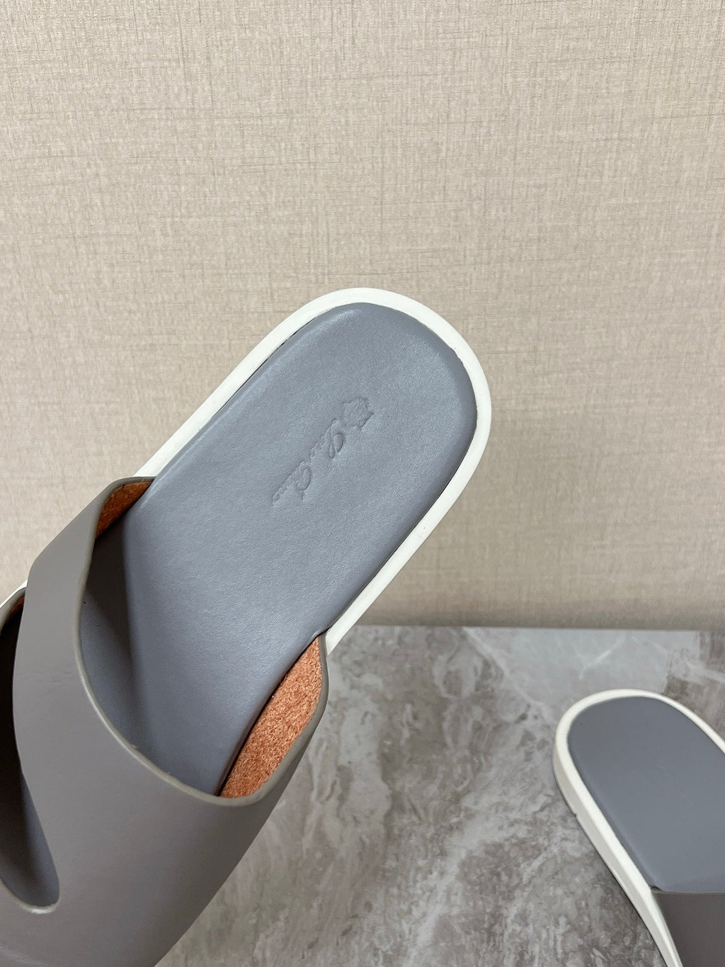 LP 26S CUTOUT SLIDES IN GREY CALFSKIN