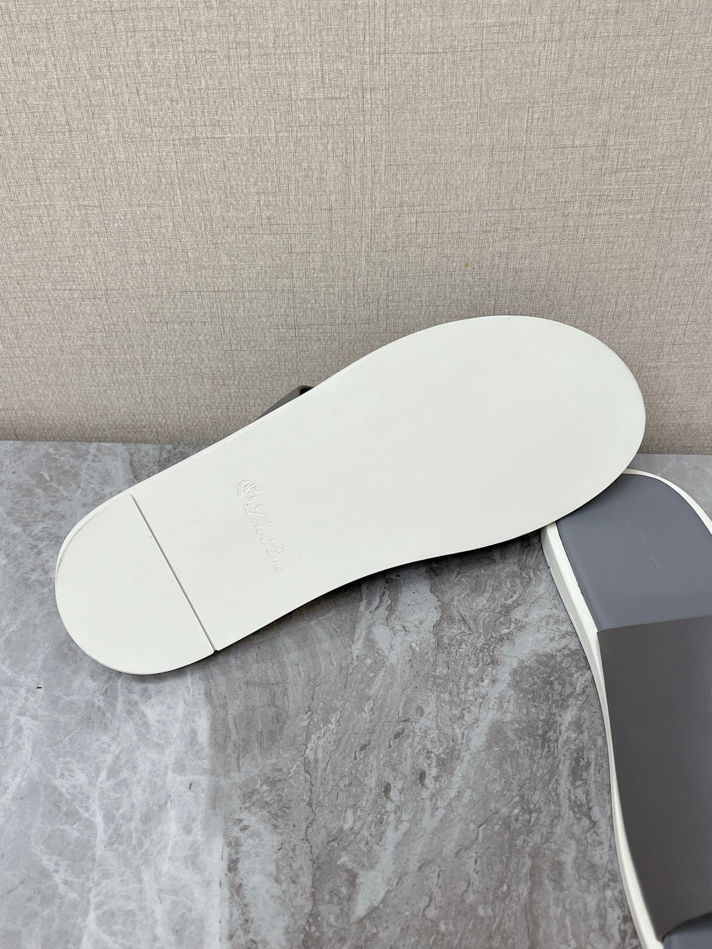 LP 26S CUTOUT SLIDES IN GREY CALFSKIN