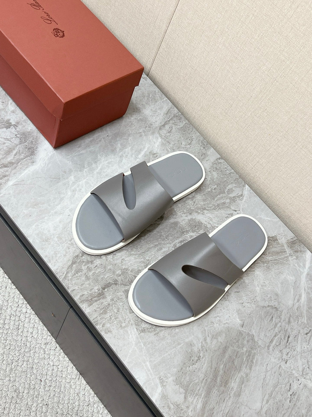LP 26S CUTOUT SLIDES IN GREY CALFSKIN