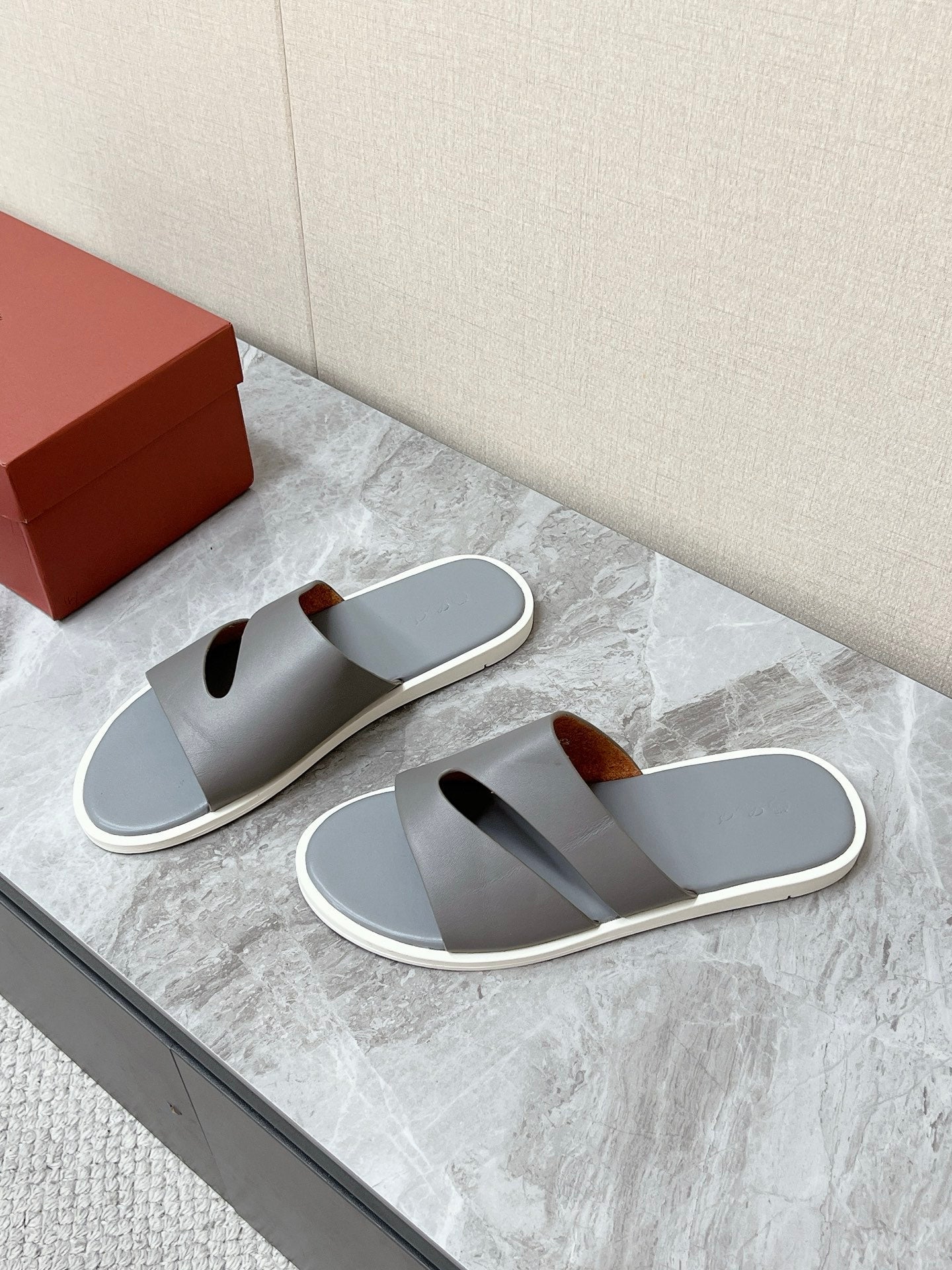 LP 26S CUTOUT SLIDES IN GREY CALFSKIN