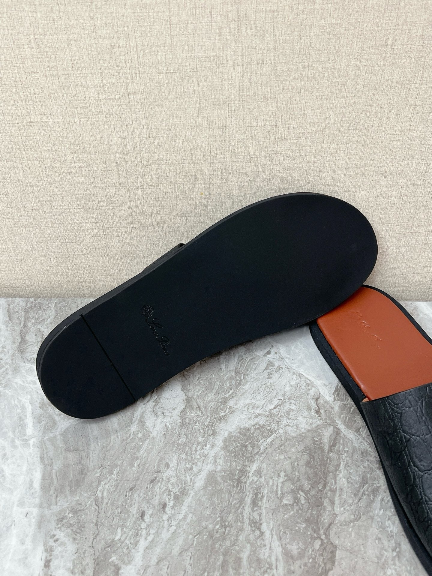LP 26S CUTOUT SLIDES IN BLACK GRAINED CALFSKIN