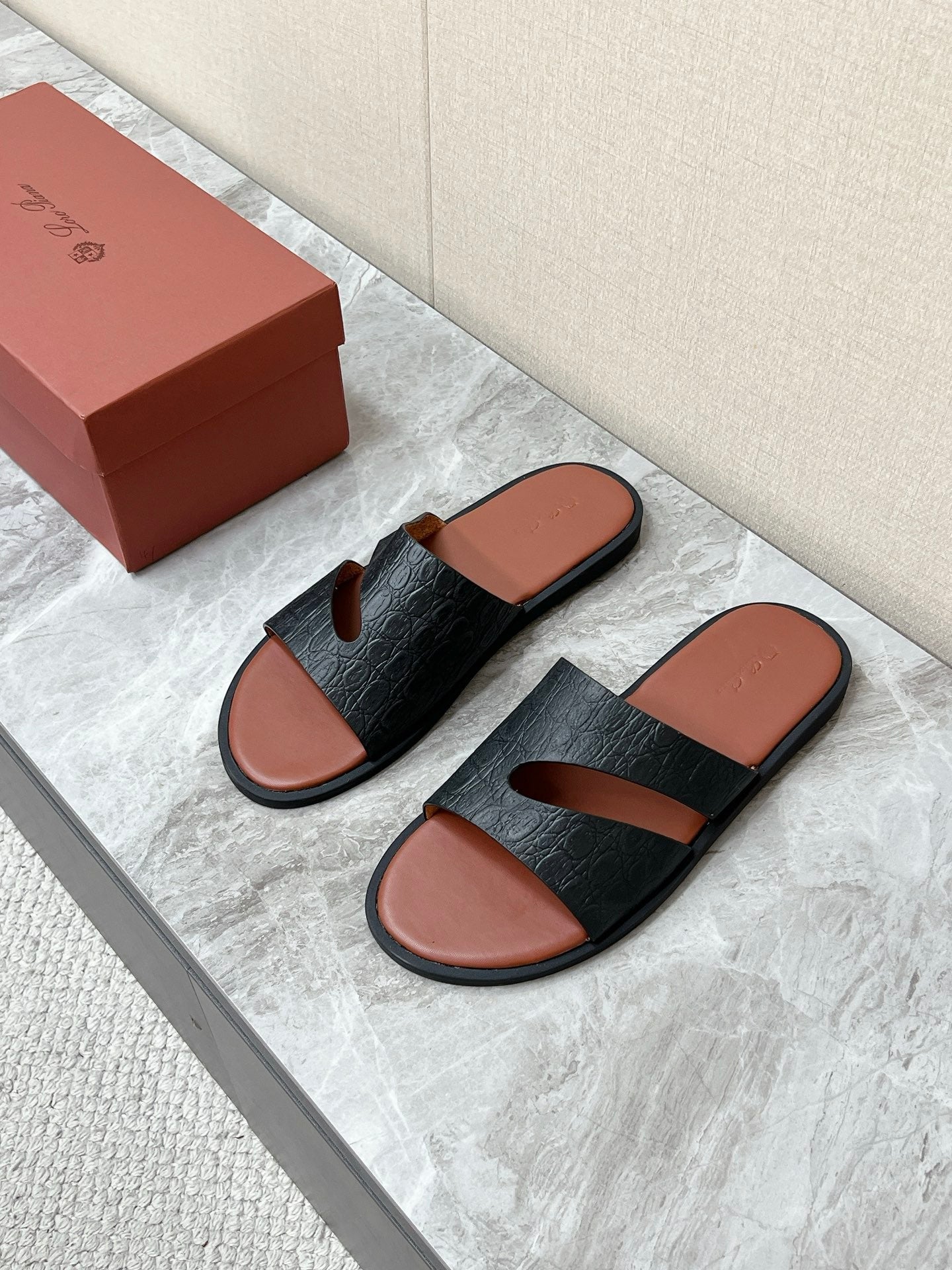LP 26S CUTOUT SLIDES IN BLACK GRAINED CALFSKIN