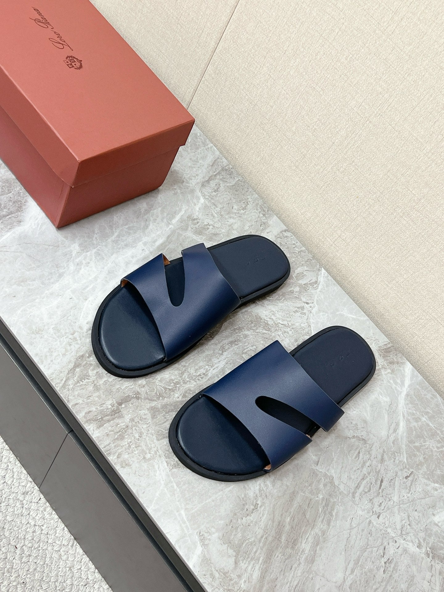 LP 26S CUTOUT SLIDES IN NAVY BLUE CALFSKIN