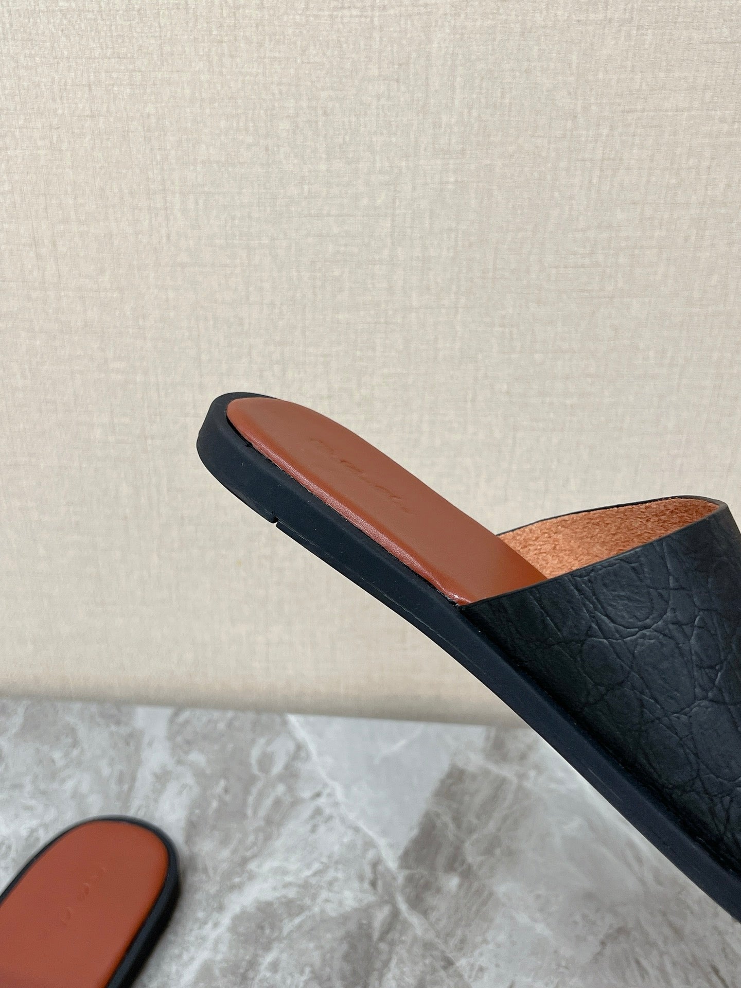 LP 26S CUTOUT SLIDES IN BLACK GRAINED CALFSKIN