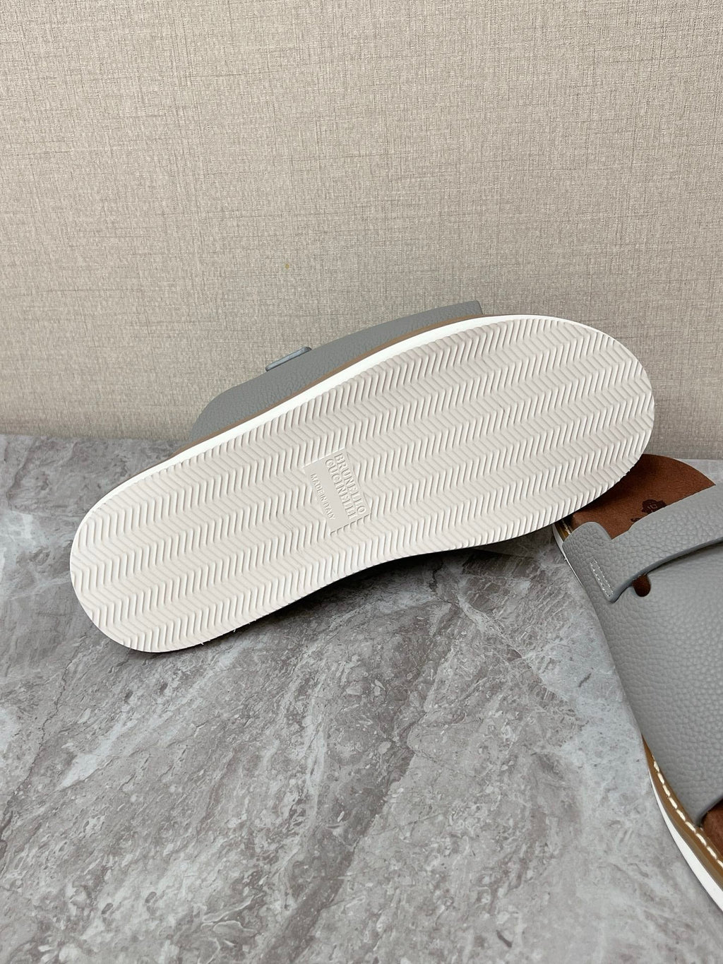 LP 26S LOCK CHARM SLIDES IN GREY CALFSKIN SILVER HARDWARE