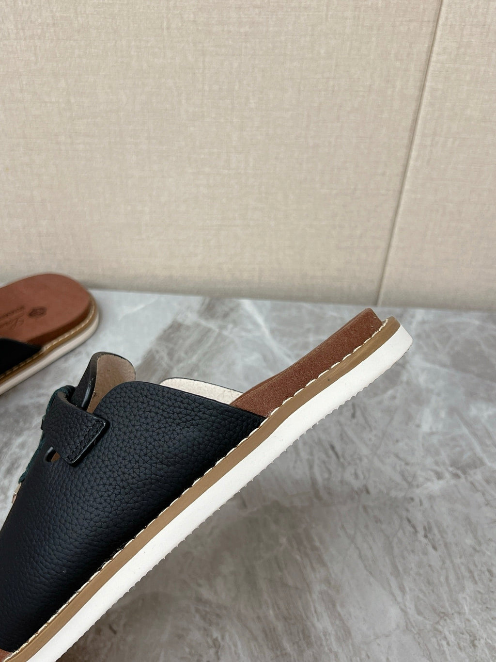 LP 26S LOCK CHARM SLIDES IN BLACK CALFSKIN SILVER HARDWARE