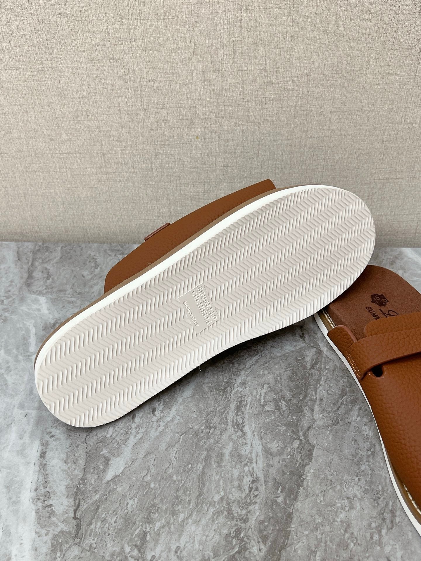 LP 26S LOCK CHARM SLIDES IN CARAMEL BROWN CALFSKIN SILVER HARDWARE