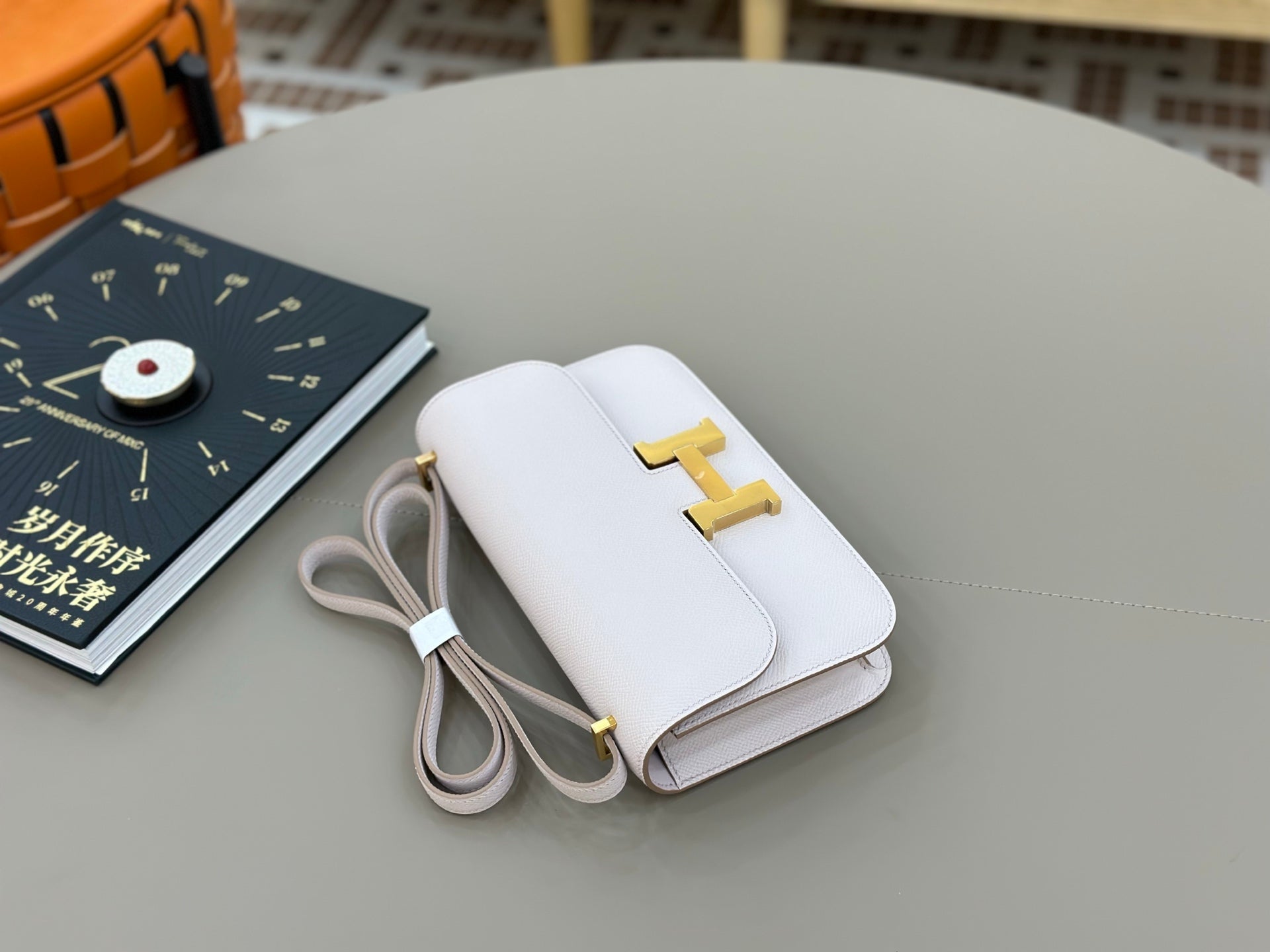 HM 25S CONSTANCE ELAN 24 CM IN ASH PINK-GREY EPSOM WITH GOLD HARDWARE