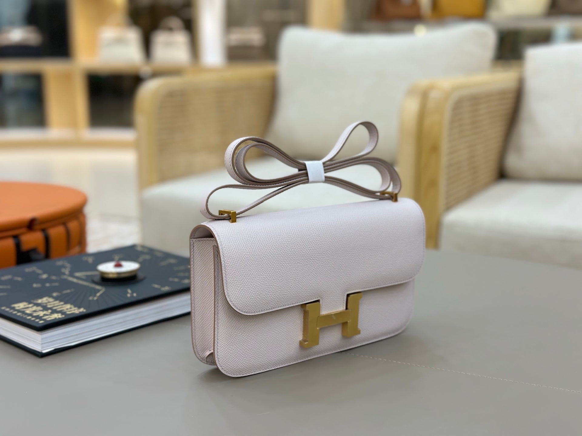 HM 25S CONSTANCE ELAN 24 CM IN ASH PINK-GREY EPSOM WITH GOLD HARDWARE