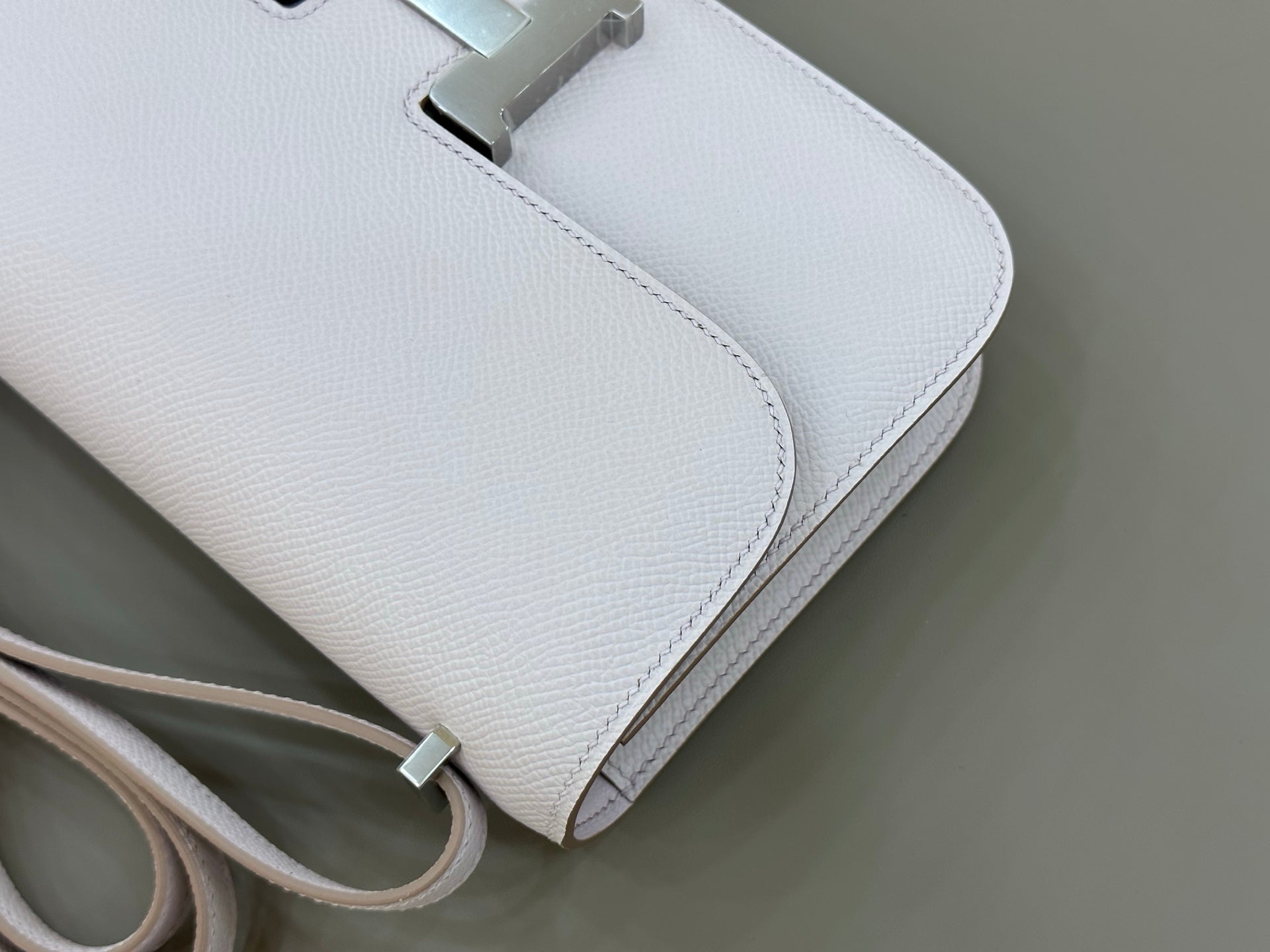 HM 25S CONSTANCE ELAN 24 CM IN ASH PINK-GREY EPSOM WITH SILVER HARDWARE
