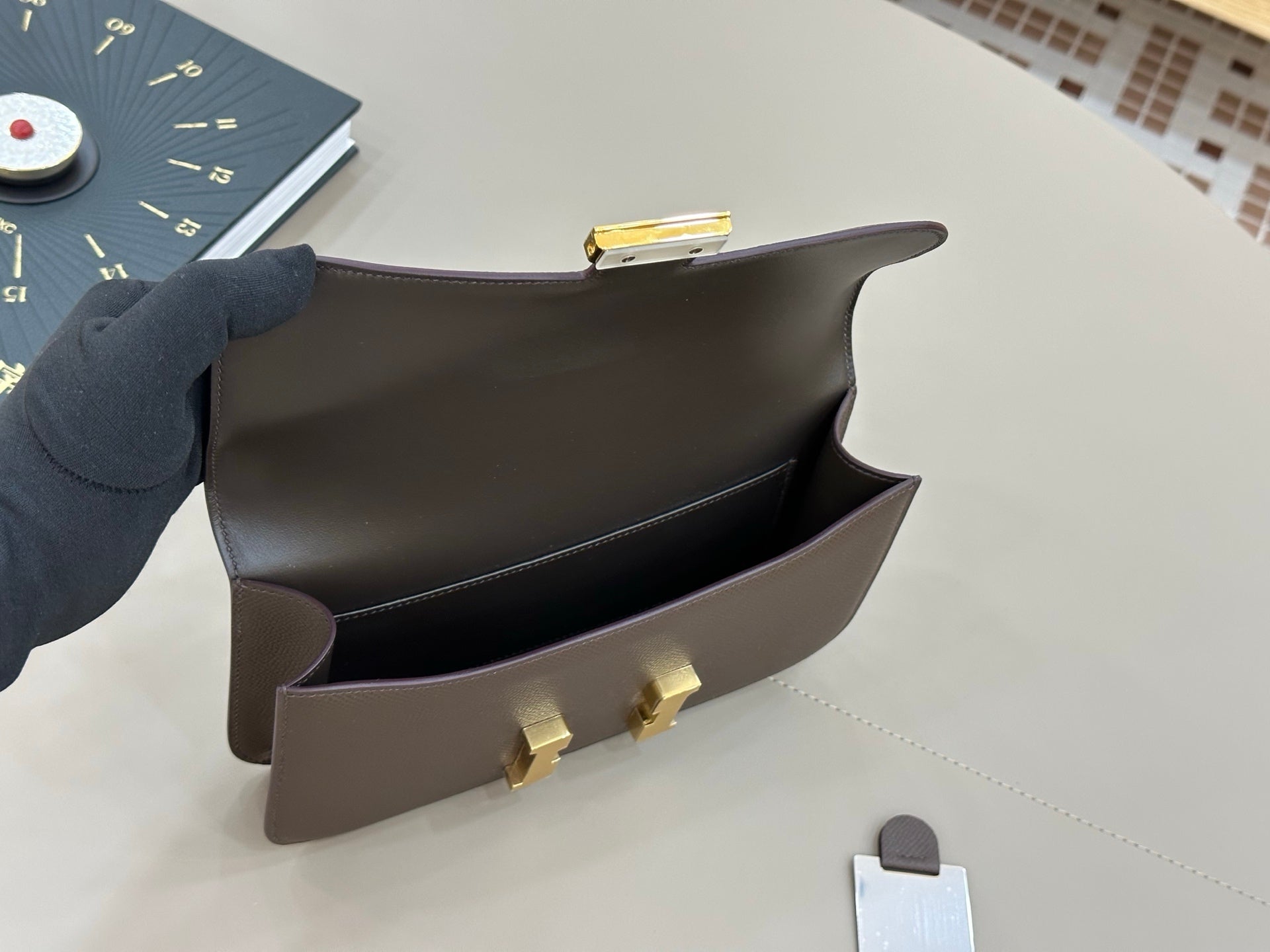 HM 25S CONSTANCE ELAN 24 CM IN DARK GREY BROWN EPSOM WITH GOLD HARDWARE