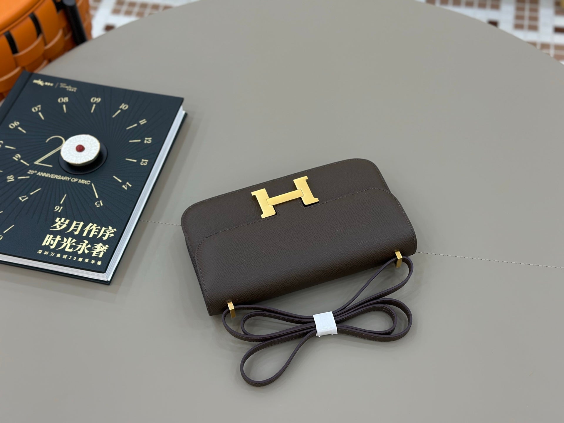 HM 25S CONSTANCE ELAN 24 CM IN DARK GREY BROWN EPSOM WITH GOLD HARDWARE