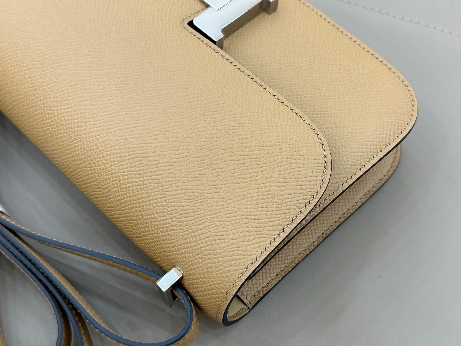 HM 25S CONSTANCE ELAN 24 CM IN LIGHT SADDLE BROWN EPSOM WITH SILVER HARDWARE