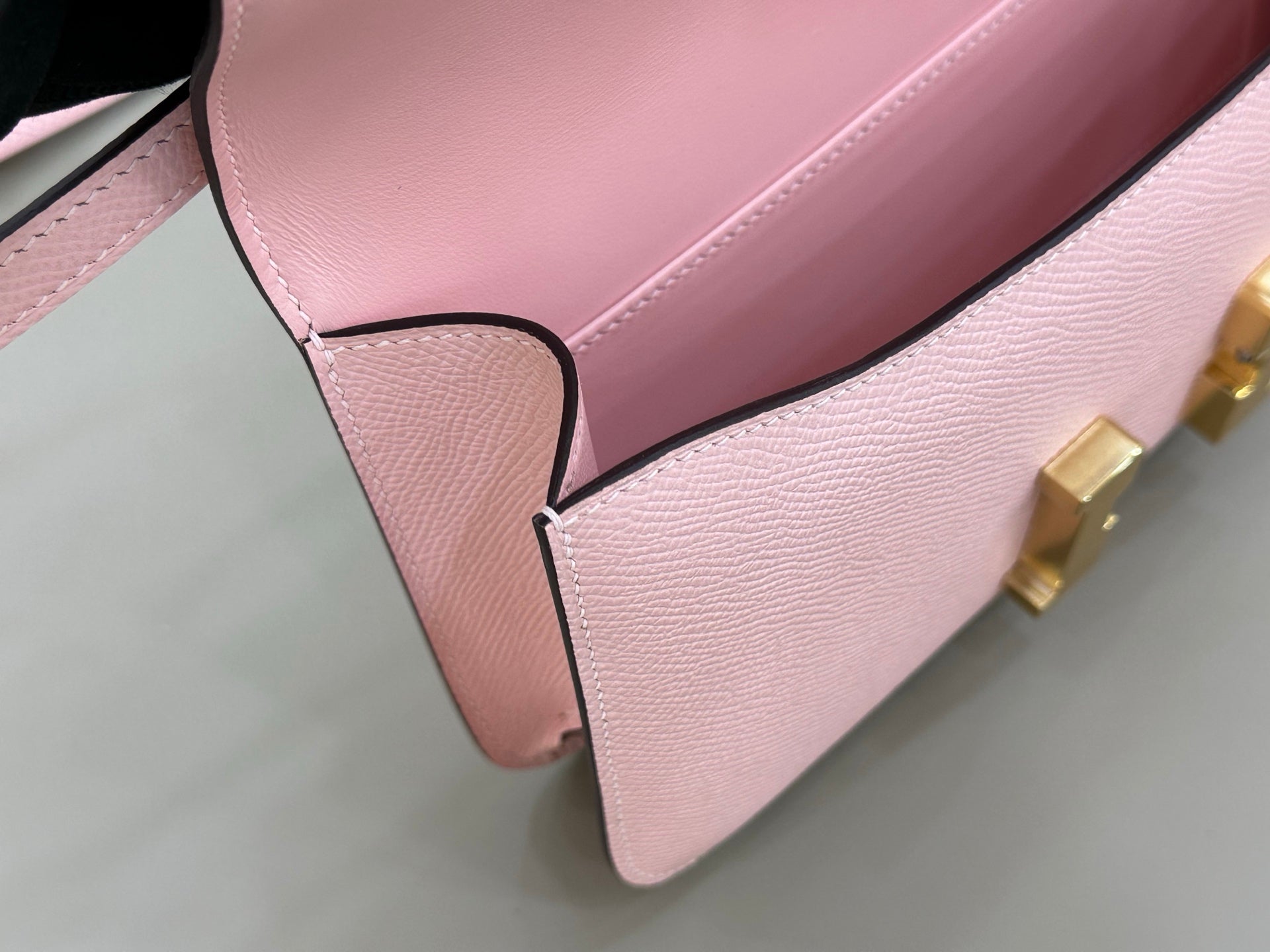 HM 25S CONSTANCE ELAN 24 CM IN LIGHT PINK EPSOM WITH GOLD HARDWARE